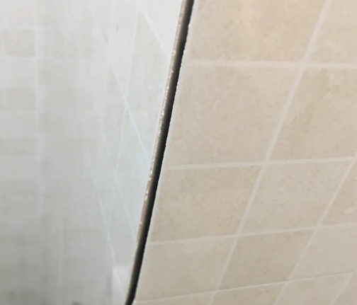 留坝瓷砖空鼓维修公司分享阳台瓷砖脱落的修复过程可以分为以下几个步骤